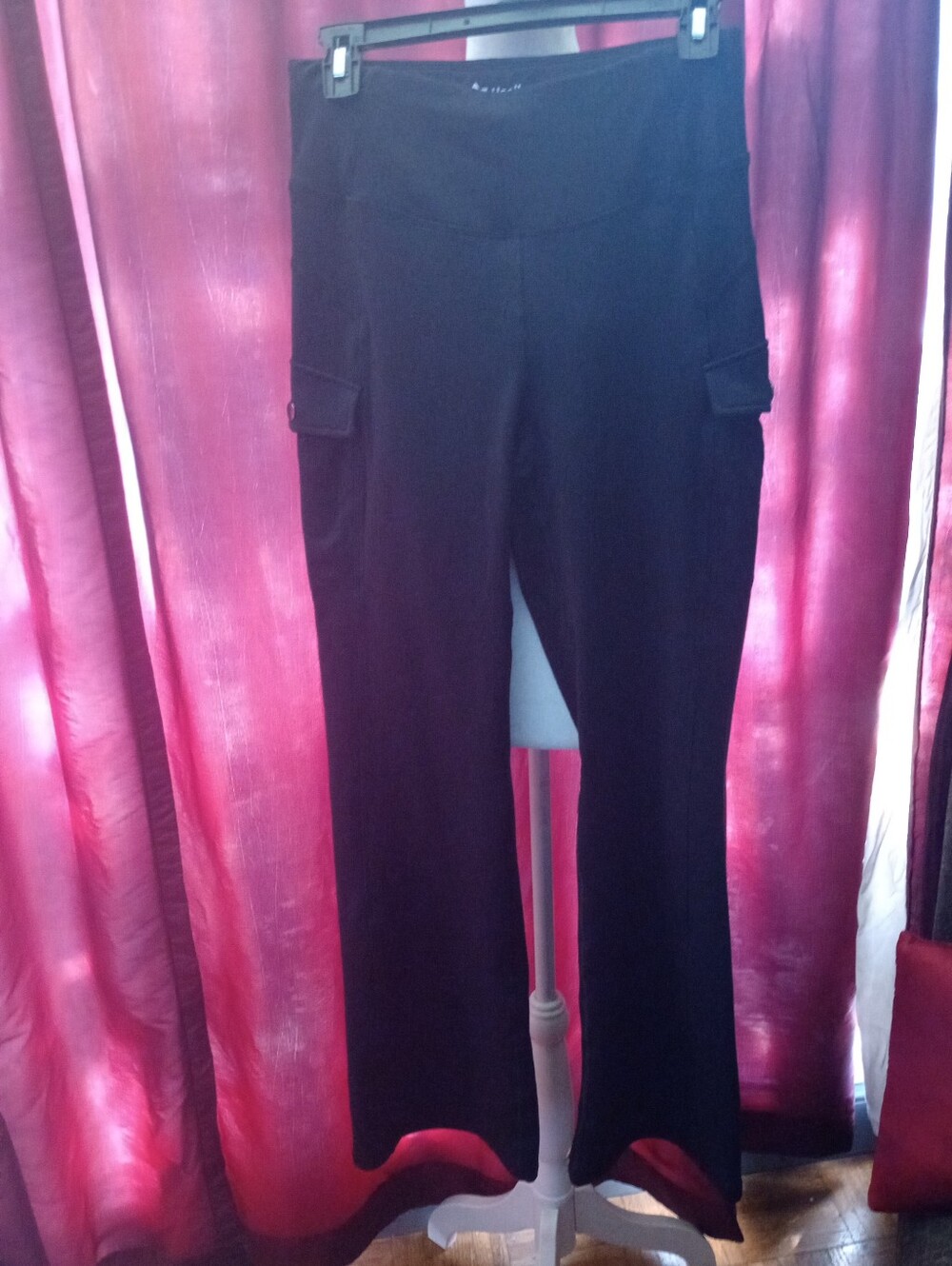 Healthyoga Women’s Stretch Yoga Pants Size Medium M Black Slight Flare Bottoms
